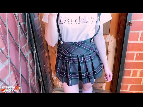 ❤️ Schoolgirl Mengisap penisnya dalam-dalam dan meniduri alih-alih kelas. ☑ Porno pada kami
