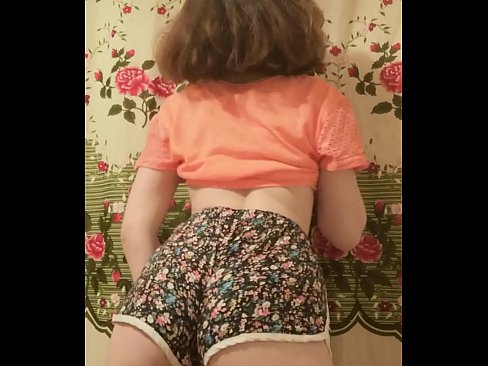 ❤️ Gadis muda seksi menanggalkan celana pendeknya di depan kamera ☑ Porno pada kami