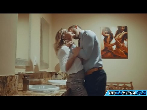 ❤️ Ketika seorang pirang berdada menggoda Anda di toilet umum ☑ Porno pada kami
